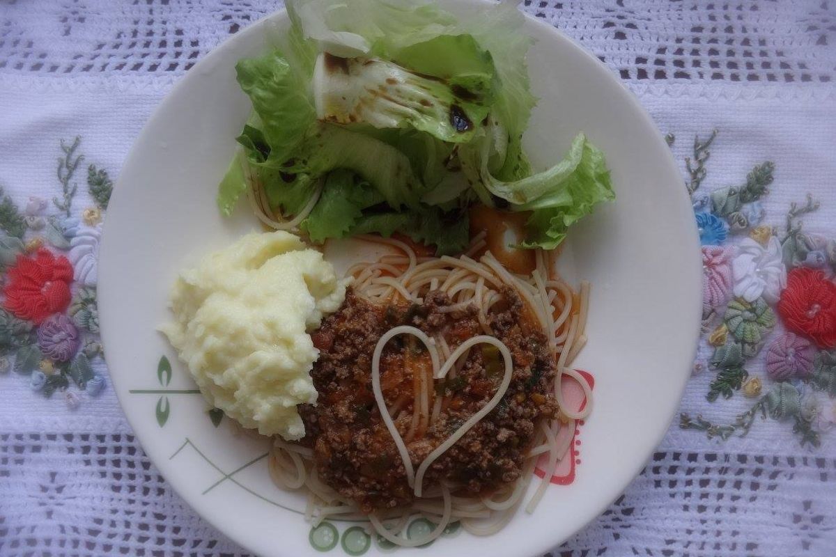 Macarrão espaguete com carne moída.