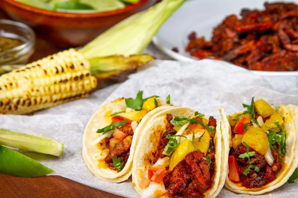 Tacos mexicanos, uma jornada culinária pelas ruas do México.