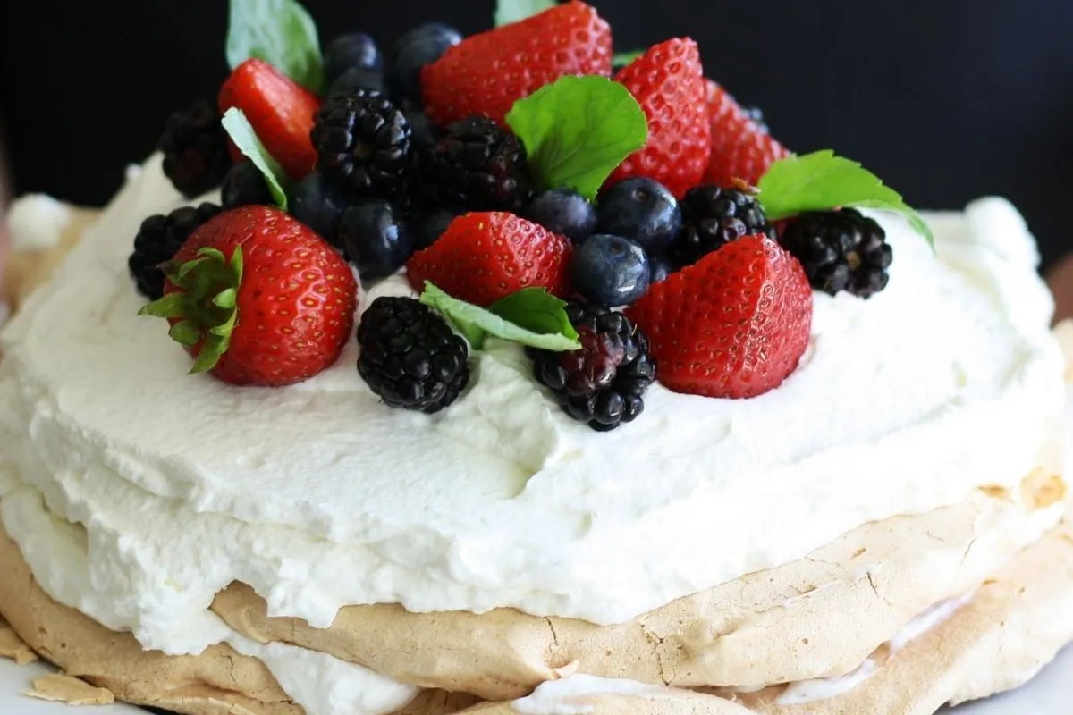 Pavlova uma incrível receita para se deliciar no Natal.