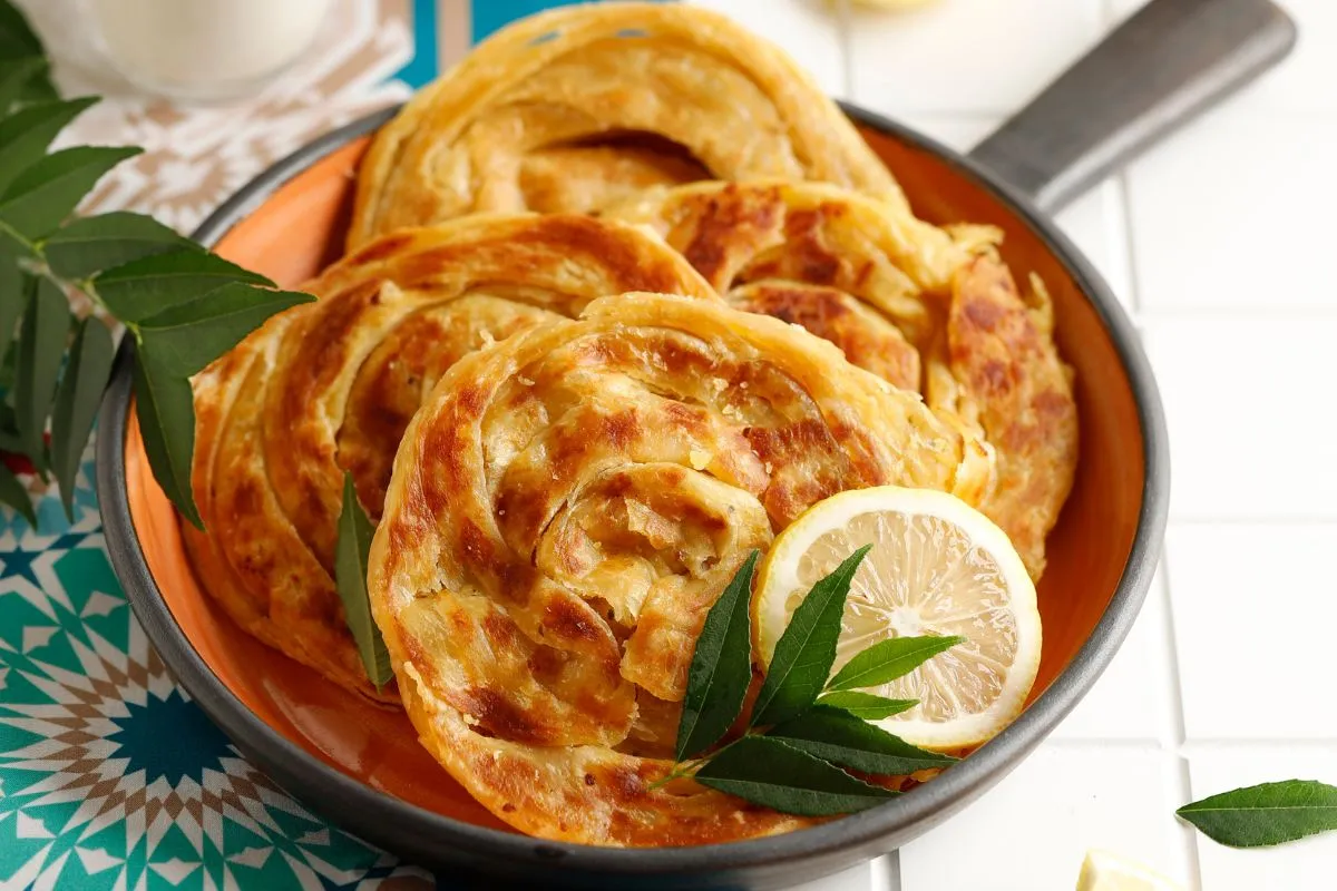 Roti canai, um delicioso e irresistível pão folheado da Malásia.