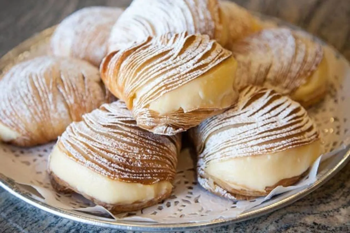 Sfogliatelle um doce incrivelmente leve e crocante da Itália.