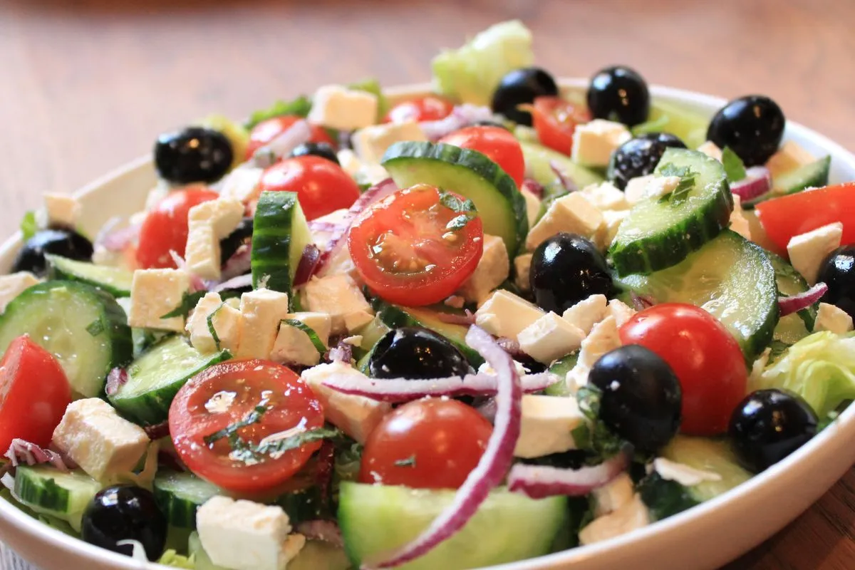 Salada grega mediterrânea, uma explosão de frescor e saúde.