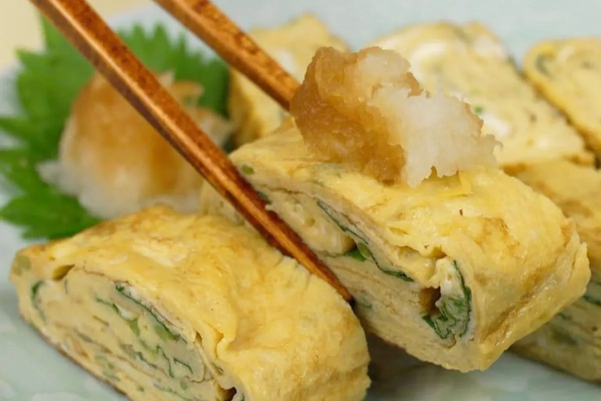 Tamagoyaki, uma saudável omelete japonesa no café da manhã.