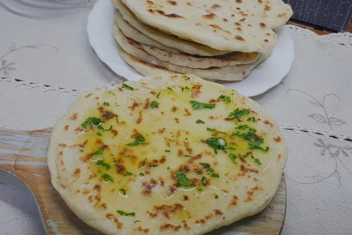 Butter Garlic Naan, um fascinante e irresistível pão indiano.