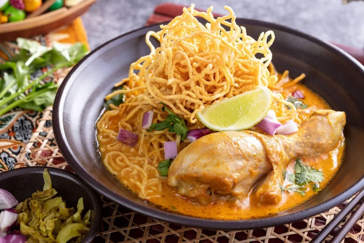 Khao Soi, incrível sopa tailandesa de sabores intensos e exóticos.